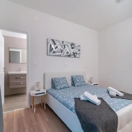 Andelina Villa *